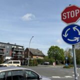 Der Kreisverkehr am Bahnhof gilt als Unfall-Schwerpunkt und die neuen Stopp-Schilder scheinen bisher wenig auszurichten.