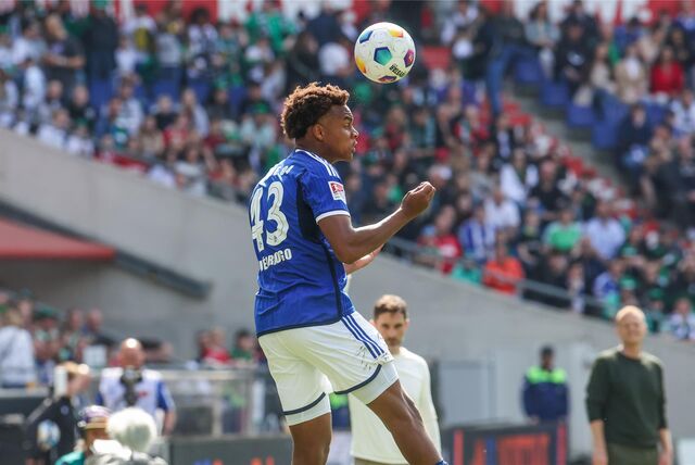 Spielt mit Köpfchen: Schalke-Talent Assan Ouédraogo.
