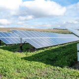 Nahe der A1 soll eine Freiflächen-PV-Anlage rund um eine neue Windkraft-Anlage entstehen.