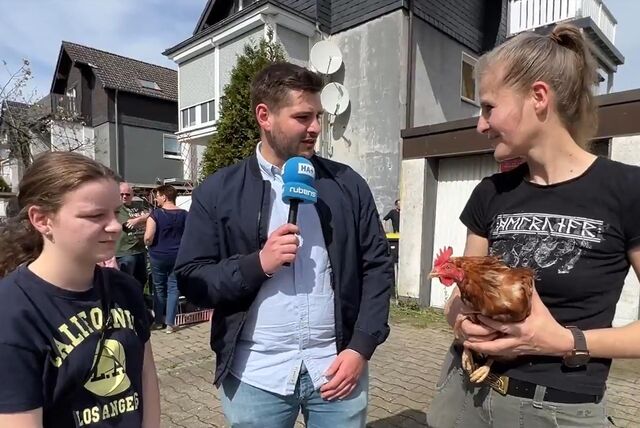 Rettet das Huhn: Reporter Tobias Hinne-Schneider spricht mit den Tierfreundinnen Sinja (13) und Claudia Heßler.