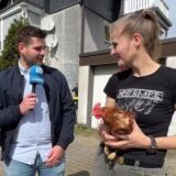 Rettet das Huhn: Reporter Tobias Hinne-Schneider spricht mit den Tierfreundinnen Sinja (13) und Claudia Heßler.