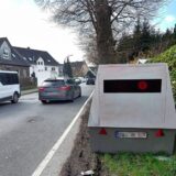 Ein Superblitzer steht am Straßenrand.
