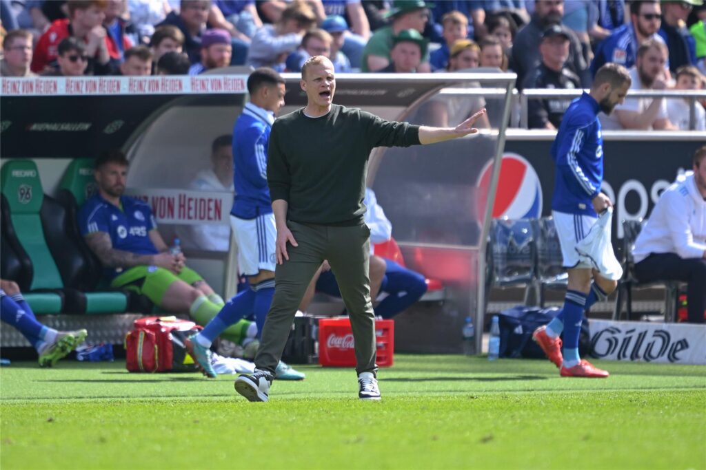 Schalke-Trainer Karel Geraerts braucht gute Nerven im Abstiegskampf. Schalke-Trainer Karel Geraerts braucht gute Nerven im Abstiegskampf.