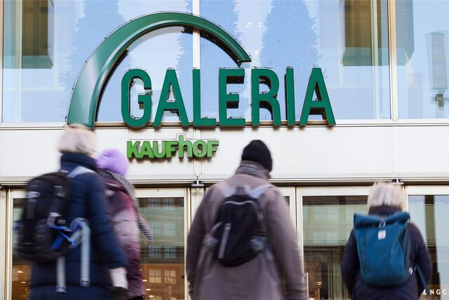 Menschen vor Galeria Karstadt Kaufhof.