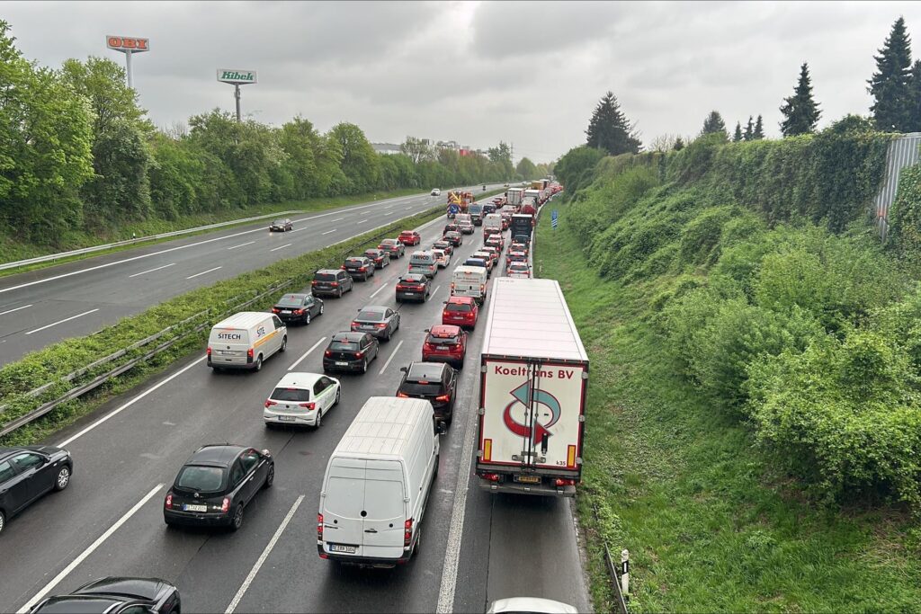 Stau auf der A2 bei Recklinghausen-Ost.