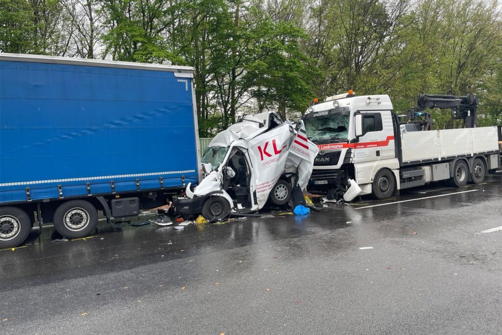 Ein völlig zerstörter Transporter, eingequetscht zwischen zwei Lastwagen.