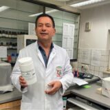 Apotheker Coen steht in dem Labor seiner Apotheke an der Bahnhofstraße in Unna und hält dabei eine Dose mit 15 Gramm Cannabis in der Hand. In der Bildmontage hält er zusätzlich eine Cannabisblüte in seiner Hand.