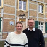 Birthe und Mario Grewe stehen vor ihrem Fachwerkhaus an der Mühlenstraße in Schwerte.