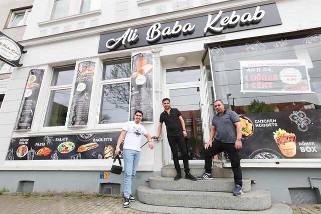 Adar Kaya und seine Familienmitglieder Mahsum und Ali stehen stolz vor ihrem Dönerladen.
