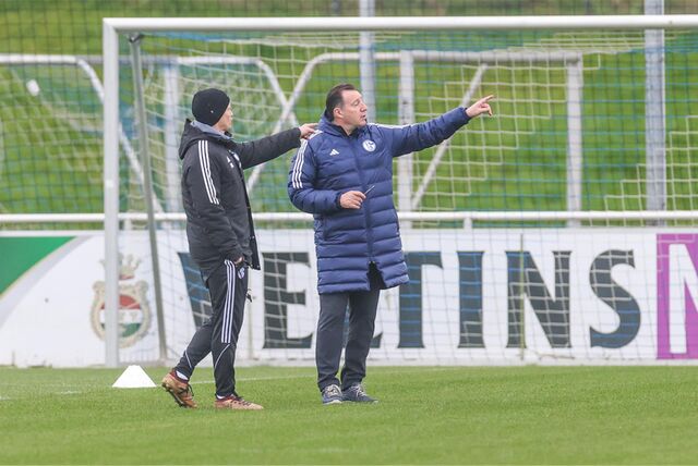 03.04.2024, Fussball, Saison 2023/2024, 2. Bundesliga, Training FC Schalke 04, v. l. Cheftrainer Karel Geraerts (FC Schalke 04), Sportdirektor Marc Wilmots (FC Schalke 04)
