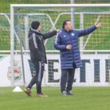 03.04.2024, Fussball, Saison 2023/2024, 2. Bundesliga, Training FC Schalke 04, v. l. Cheftrainer Karel Geraerts (FC Schalke 04), Sportdirektor Marc Wilmots (FC Schalke 04)