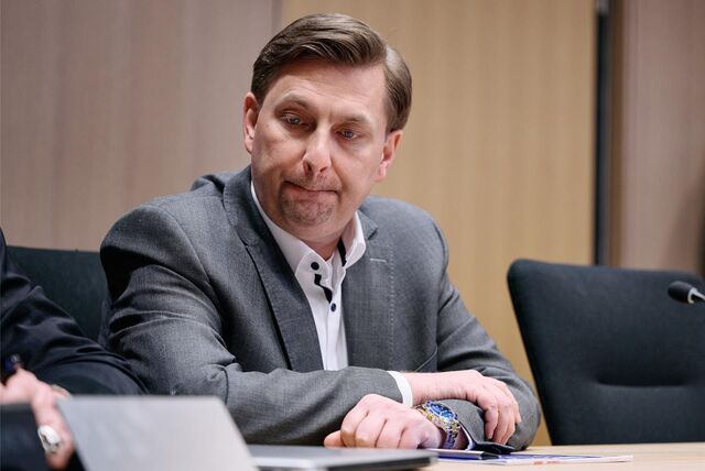 21.03.2024, Nordrhein-Westfalen, Bochum: Der angeklagte Ex-Vize-Bürgermeister von Lünen, Daniel Wolski, sitzt beim Beginn des Prozesses auf seinem Platz auf der Anklagebank. Die Staatsanwaltschaft Bochum hat gegen den wegen sexuellen Missbrauchsvorwürfen in U-Haft sitzenden Mann Anklage erhoben. Der heute 41-Jährige soll sich ab 2018 in Bochum, Dortmund und Lünen mehrfach mit Jugendlichen zu Geschlechtsverkehr verabredet haben. Foto: Bernd Thissen/dpa +++ dpa-Bildfunk +++