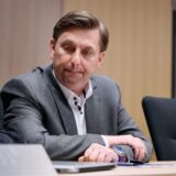 21.03.2024, Nordrhein-Westfalen, Bochum: Der angeklagte Ex-Vize-Bürgermeister von Lünen, Daniel Wolski, sitzt beim Beginn des Prozesses auf seinem Platz auf der Anklagebank. Die Staatsanwaltschaft Bochum hat gegen den wegen sexuellen Missbrauchsvorwürfen in U-Haft sitzenden Mann Anklage erhoben. Der heute 41-Jährige soll sich ab 2018 in Bochum, Dortmund und Lünen mehrfach mit Jugendlichen zu Geschlechtsverkehr verabredet haben. Foto: Bernd Thissen/dpa +++ dpa-Bildfunk +++