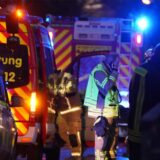 Rettungskräfte, hier aus Recklinghausen und Herne, bei der Suchaktion nach der Person, die gegen 18.30 Uhr in Castrop-Rauxel in die Emscher stürzte. Entlang des insgesamt 83 km langen Flusses lief den ganzen Dienstagabend von Ickern bis zur Mündung bei Dinslaken die große Suche.