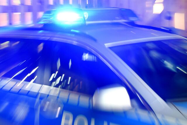 Polizei Blaulicht leuchtet auf einem