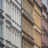 Blick auf sanierte Altbau-Fassaden in Berlin-Prenzlauer Berg.