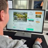 Ruhr Nachrichten-Redakteur Johannes Staab schaut sich auf dem Bildschirm eine Immobilienanzeige an.