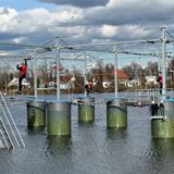 Der Aqua-Climb auf dem Ternscher See ist der größte schwimmende Kletterpark in Deutschland.