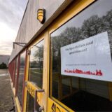 An einem Fenster der Hellwegsporthallen in Unna hängt ein Ausdruck: „Die Sporthallen sind geschlossen!“