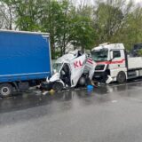 Demolierter Transporter, eingeklemmt zwischen zwei Lkw.