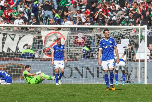 Schalker Spieler nach dem 1:1-Ausgleichstor von Hannover 96
