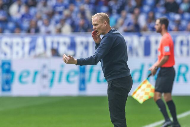 07.04.2024, Fussball, 2. Bundesliga, 28. Spieltag Saison 2023/2024, Hannover 96 – FC Schalke 04, Trainer Karel Geraerts (FC Schalke 04)