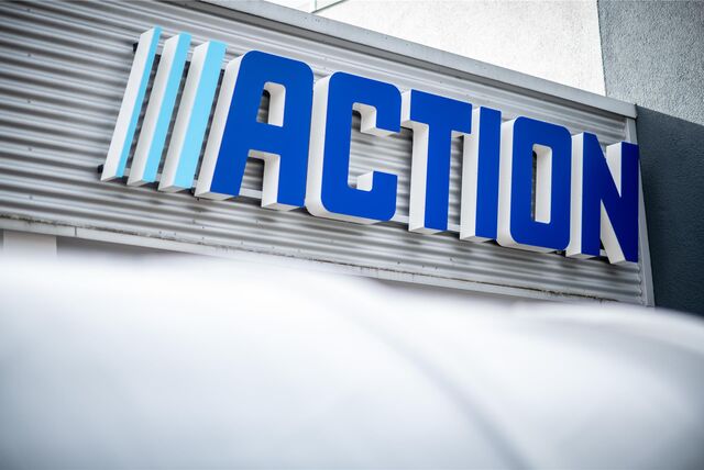 Das Logo der Firma Action hängt am Eingang einer Filiale.