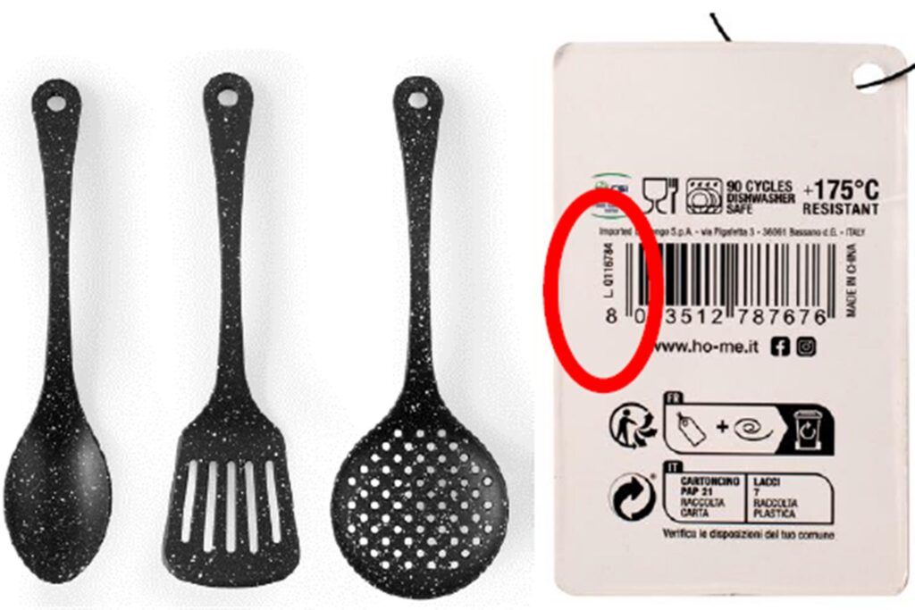 Links sind die drei Teile des Küchenhelfer-Sets von Action zu sehen, für das es eine Rückrufaktion gibt. Rechts daneben ist das Etikett zu sehen, auf dem mit einem roten Kreis die Chargennummer markiert ist. Links sind die drei Teile des Küchenhelfer-Sets von Action zu sehen, für das es eine Rückrufaktion gibt. Rechts daneben ist das Etikett zu sehen, auf dem mit einem roten Kreis die Chargennummer markiert ist.