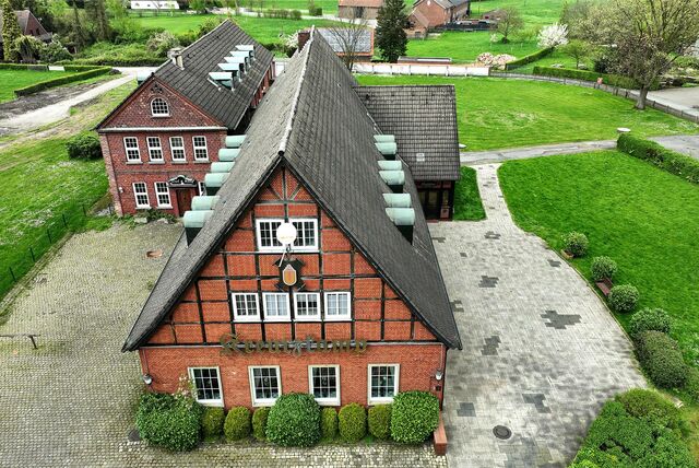 Links hinter Haus Kreutzkamp zur Dorfstraße hin sind die beiden Mehrfamilienhäuser der Volksbankgeplant.