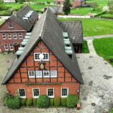 Links hinter Haus Kreutzkamp zur Dorfstraße hin sind die beiden Mehrfamilienhäuser der Volksbankgeplant.