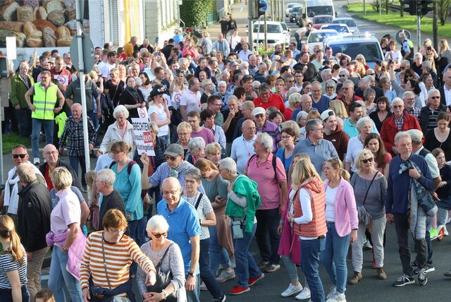 Menschen versammeln sich in Dortmund-Brechten wegen einer Demonstration.