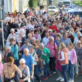 Menschen versammeln sich in Dortmund-Brechten wegen einer Demonstration.