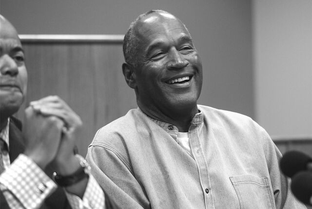 Der ehemalige amerikanische Football-Star O.J. Simpson (M) sitzt am 20.07.2017 in Lovelock (USA) beim Livestream seiner Anhörung.