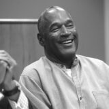 Der ehemalige amerikanische Football-Star O.J. Simpson (M) sitzt am 20.07.2017 in Lovelock (USA) beim Livestream seiner Anhörung.