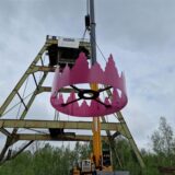 Die pinke Krone ziert das Haupt des Herberner Förderturms.