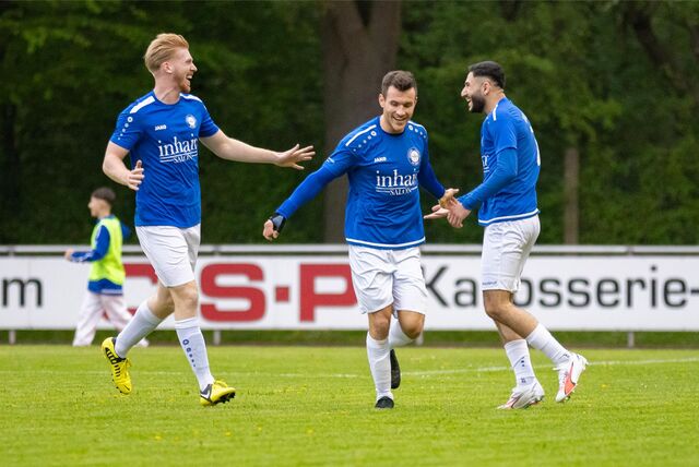 Leon Schneider (v.l.), Ricardo Olivera und Abdulhai Aljouk lachen sich ins Fäustchen, nachdem der VfL Kamen den Westfalenligisten SG Bockum-Hövel ausgeschaltet hat.