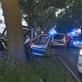 2023 kam ein Polizei-Streifenwagen von der Fahrbahn ab und prallte frontal vor einen Baum. Bei den Ermittlungen gibt es nun Ungereimtheiten.