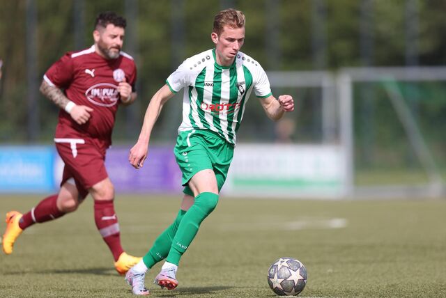 Ben Knappmann schießt den Ball.