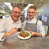 Wer hätte das gedacht, dass soviel Gesundheit in ihm steckt, dass er ganz oben auf dem Käse-Treppchen steht: Der Mozzarella! Natürlich besonders lecker – und gesund – mit Tomaten Kräutern und auf einem leichte gerösteten Vollkorn-Brot. Versichern jedenfalls Günther Overkamp und sein Gardemanger (Kalte Küche) Marc Todtschinder.
