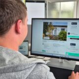 Ruhr-Nachrichten-Redakteur Johannes Staab recherchiert nach Immobilien-Angeboten in Schwerte.
