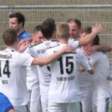 Spieler des BV Brambauer jubeln gemeinsam