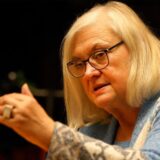 Regina Ranft gestikuliert in einer Gesprächsrunde