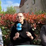Katrin Popenda sitzt zusammen mit Yannik Neumann und Til Beisenherz (v. l.) in einem Café in Unna.