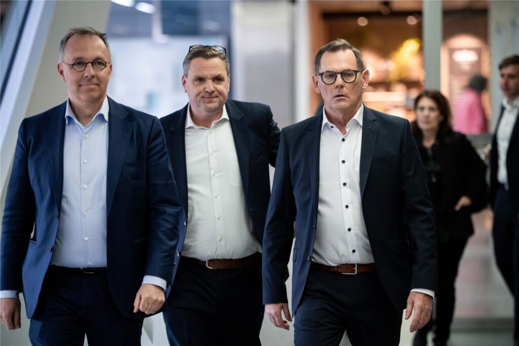 Insolvenzverwalter Stefan Denkhaus (v.l.), CEO Galeria Olivier Van den Bossche und Bernd Beetz gehen zur Pressekonferenz. Insolvenzverwalter Stefan Denkhaus (v.l.), CEO Galeria Olivier Van den Bossche und Bernd Beetz gehen zur Pressekonferenz.