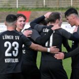 Spieler des Lüner jubeln gemeinsam