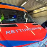 Der frühere Reinoldus-Geschäftsführer Magnus Memmeler lehnt an einem Rettungswagen des privaten Rettungsdienstes.