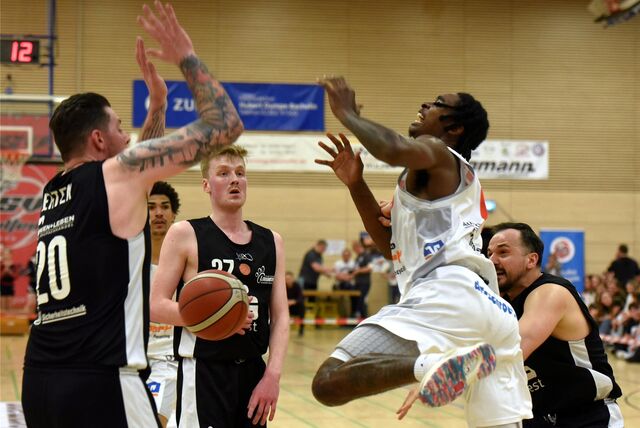 Juhwan Harris-Dyson im Duell mit Dario Fiorentino