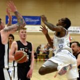 Juhwan Harris-Dyson im Duell mit Dario Fiorentino