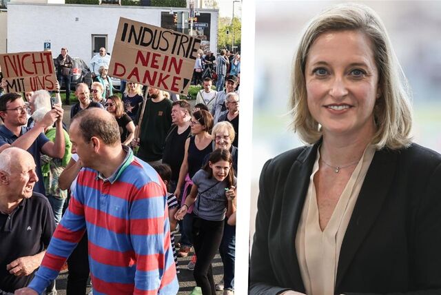 Heike Marzen von der Wirtschaftsförderung Dortmund schaut in die Kamera. Demonstranten setzen sich für die Brechtener Niederung ein.