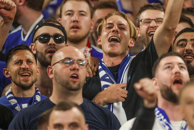 Steven Skrzybski (Holstein Kiel),Timo Becker (Holstein Kiel) jubeln in der Nordkurve.